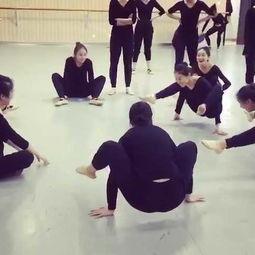 搞笑大学老师跳舞,搞笑大学老师热舞教学，笑翻全场！