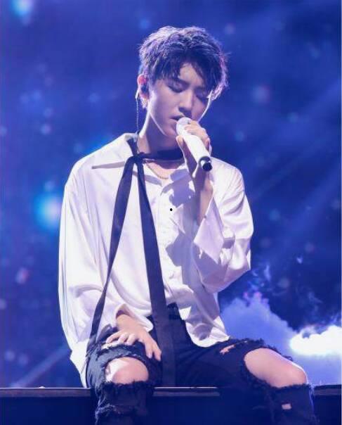 王俊凯露出腹肌的照片,健身成果显著