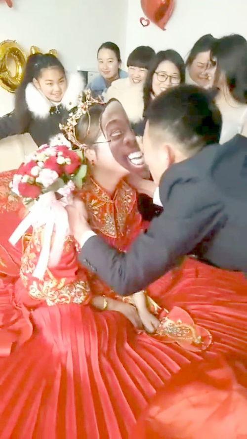 新娘戴面具搞笑视频,笑翻全场！